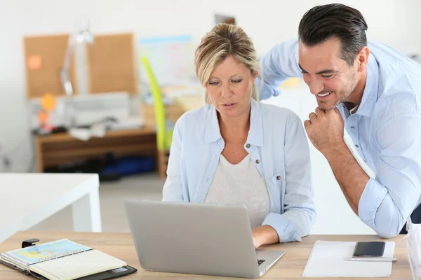 Zakenmensen die op laptop werken — Stockfoto