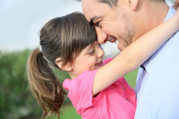 그녀의 아빠를 포옹 하는 어린 소녀 — 스톡 사진