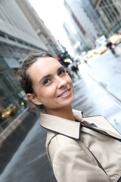 Affärskvinna i Manhattan väntar på taxi — Stockfoto
