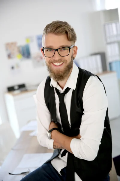 Homme avec barbe et lunettes au bureau — Photo