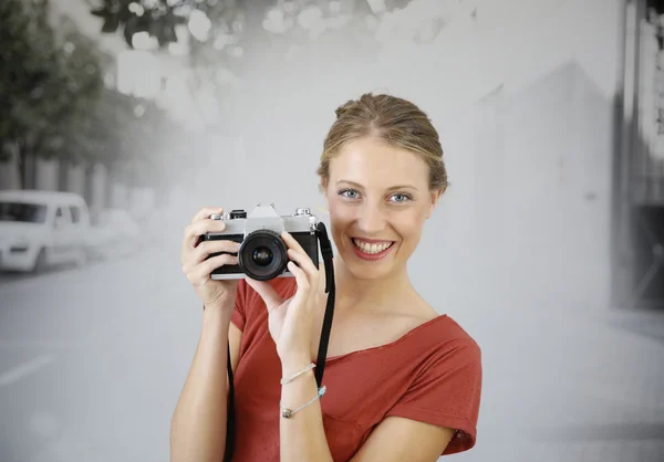Молода жінка з старовинною камерою — стокове фото