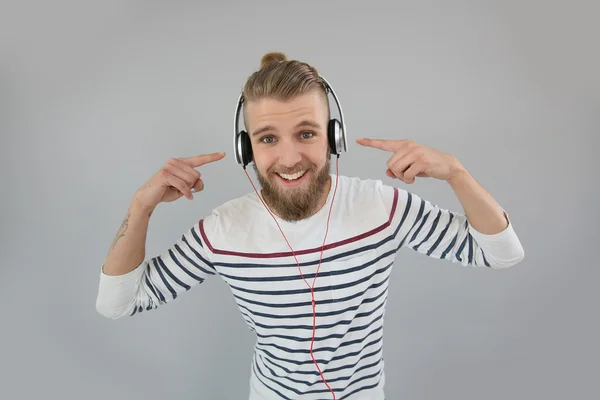 Cheerful trendy guy listening to music — Stock Photo, Image