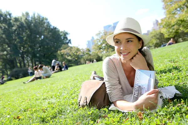 ผู้หญิงอ่านคู่มือเมืองนิวยอร์ก — ภาพถ่ายสต็อก