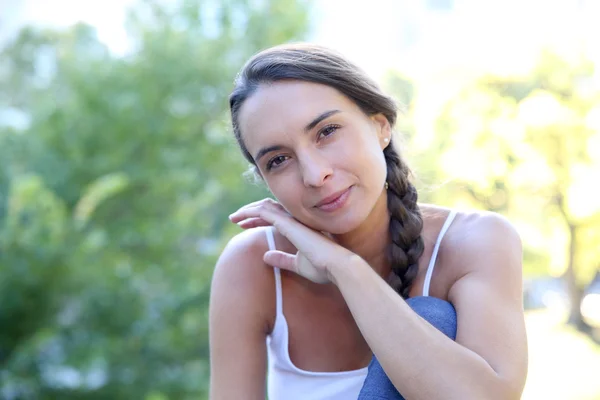 Morena menina relaxante no parque — Fotografia de Stock