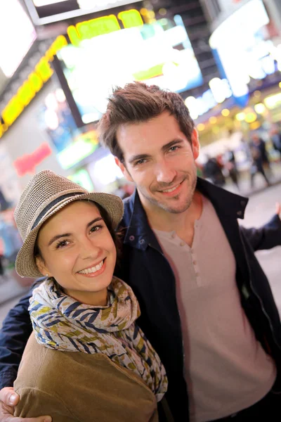 Time Square yılında duran Çift — Stok fotoğraf