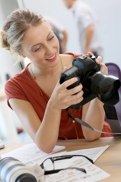 Student in de fotografie bezig met project — Stockfoto