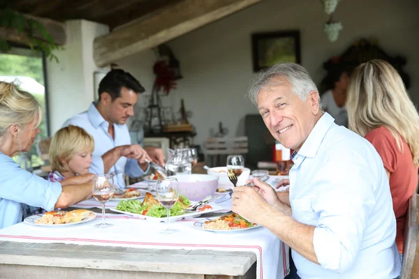 Familie na de summmer lunch — Stockfoto