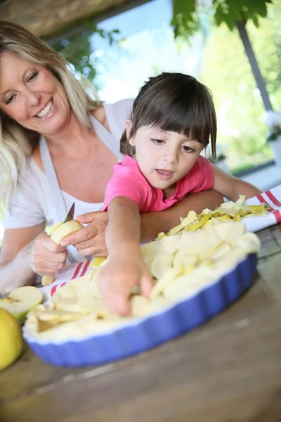 Moeder en dochter voorbereiding appeltaart — Stockfoto