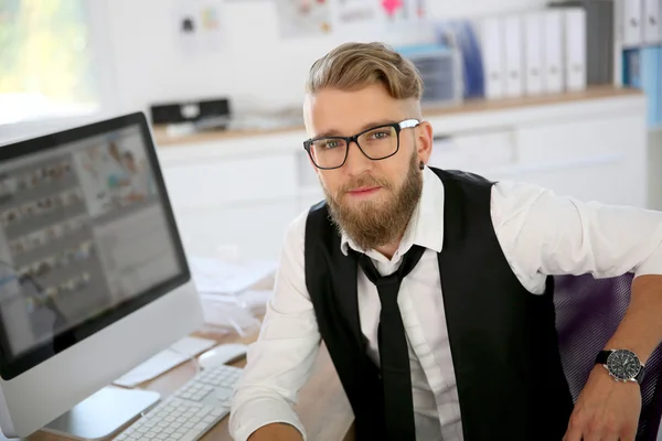 Człowiek z brody i okularów w biurze — Zdjęcie stockowe