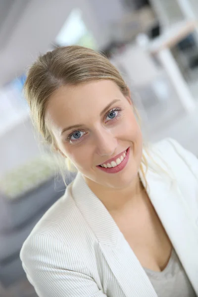 Portrait of young woman in office — Stock Photo, Image