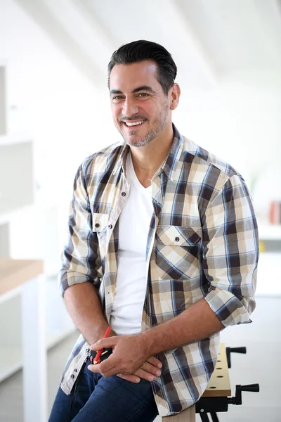 Hombre de mediana edad renovando la casa — Foto de Stock