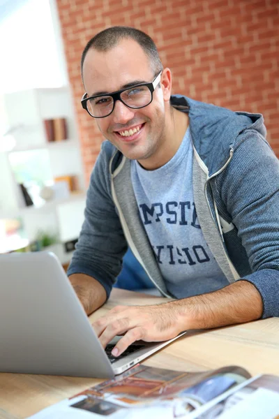 Guy at home using laptop computer — Stock Photo, Image