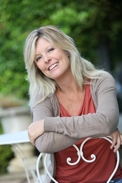 Smiling mature woman in garden — Stock Photo, Image