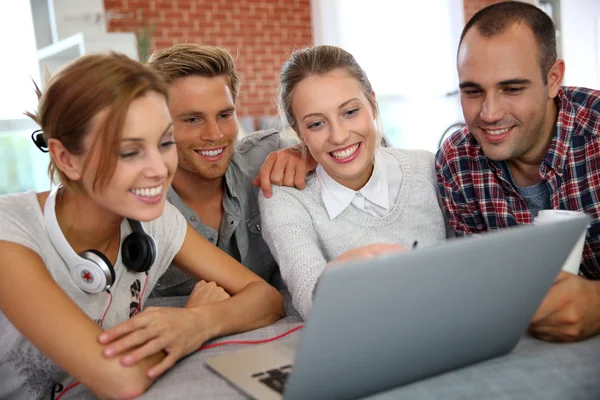 Freunde haben Spaß beim Videoanruf — Stockfoto