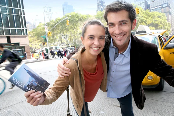 Pareja divirtiéndose en Manhattan — Foto de Stock