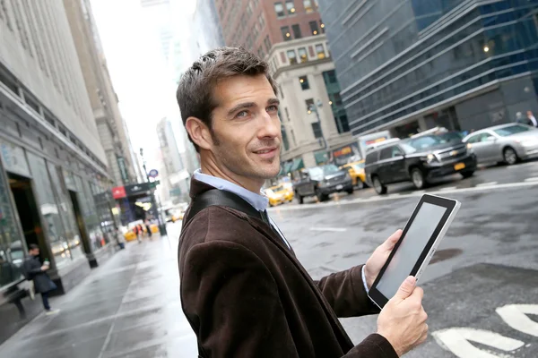 Podnikatel v Manhattanu pomocí tabletu — Stock fotografie