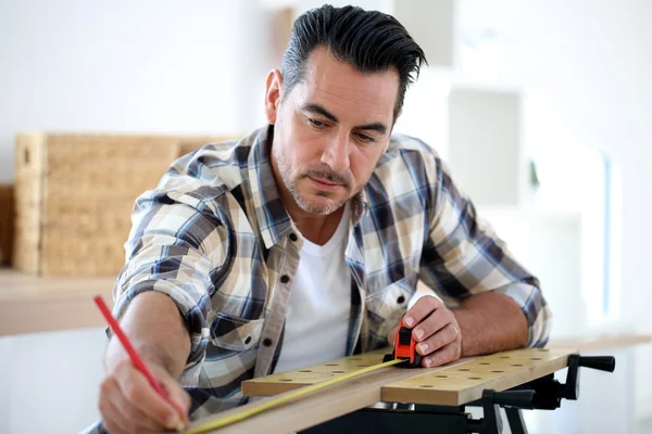 Uomo che fa lavori di ristrutturazione a casa — Foto Stock