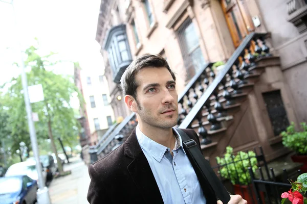 Homem caminhando em Manhattan — Fotografia de Stock