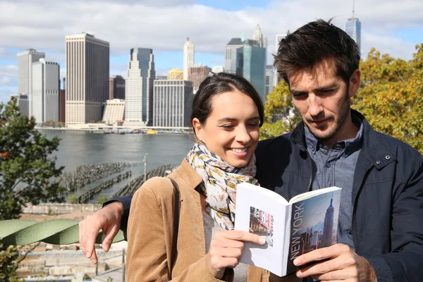 Turistas lendo guia da cidade de Nova York — Fotografia de Stock