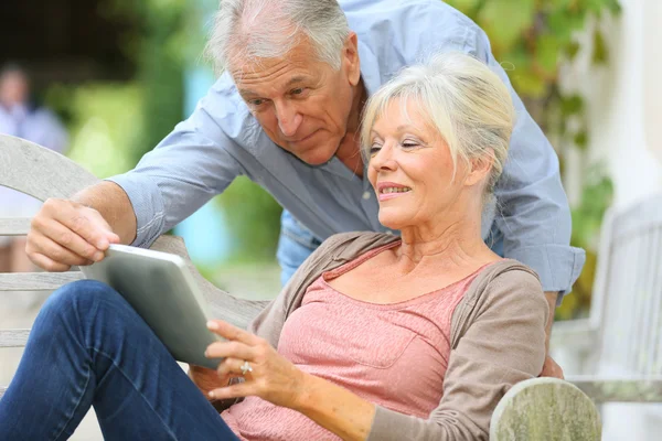 Senior couple websurfing on internet — Stock Photo, Image