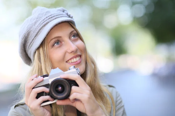 Mujer joven con cámara —  Fotos de Stock