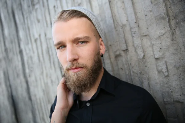 Stylish guy leaning on concrete wall — Stock Photo, Image