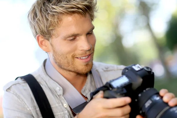 Fotografo che controlla gli scatti sulla macchina fotografica — Foto Stock