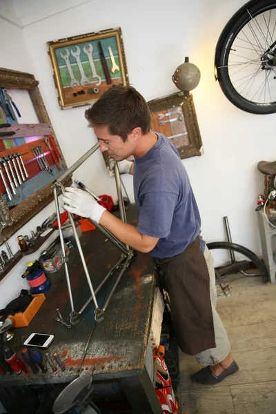 Uomo fissaggio telaio bici — Foto Stock