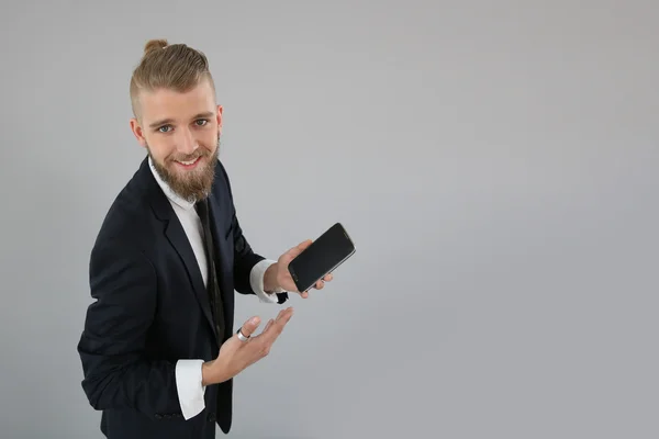 Молодой бизнесмен с помощью смартфона — стоковое фото