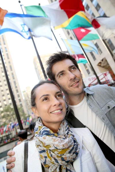 Paar steht am Rockefeller Center — Stockfoto