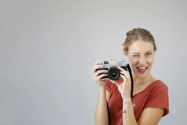 Menina alegre com câmera vintage — Fotografia de Stock