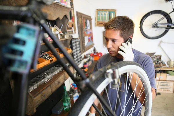 Hombre trabajando en taller de bicicleta —  Fotos de Stock