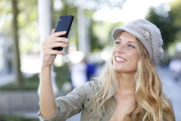 Menina tirando foto com smartphone — Fotografia de Stock