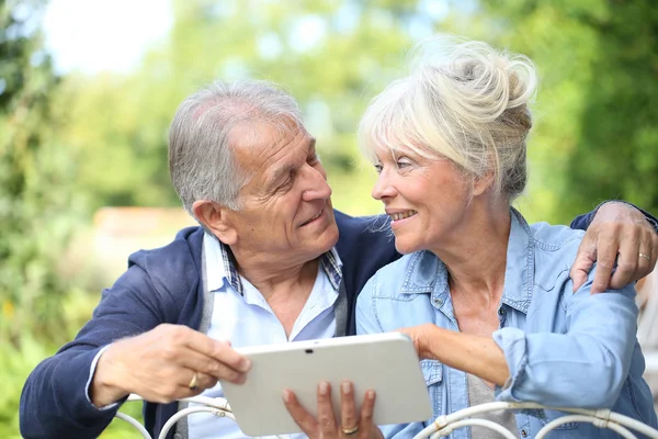 Senior couple connected on digital tablet — Stock Photo, Image