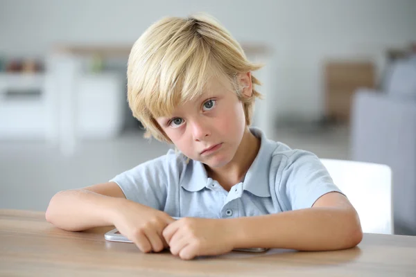 Süßer blonder kleiner Junge — Stockfoto