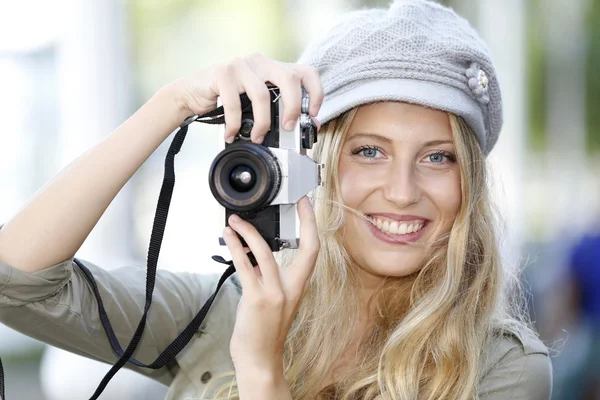 Menina tirando fotos com câmera vintage — Fotografia de Stock