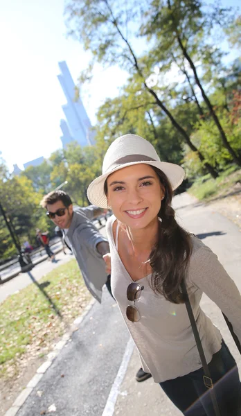 Touristen spazieren im Central Park — Stockfoto