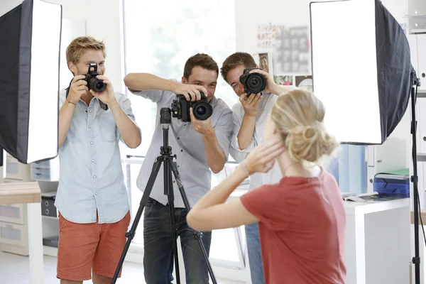 Fotógrafos em estúdio com modelo — Fotografia de Stock