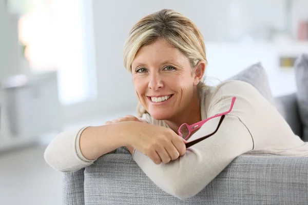 Middle-aged woman with eyeglasses — Stockfoto