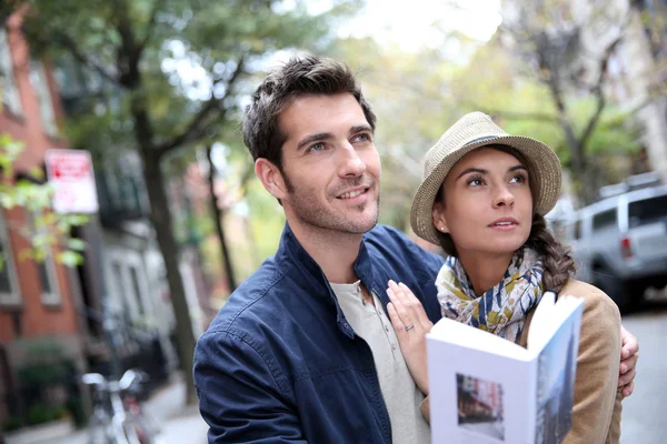 Couple with tourist guide book in Greenwich — Stock Photo, Image