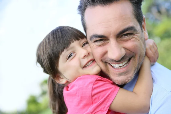 Kleines Mädchen umarmt ihren Papa — Stockfoto