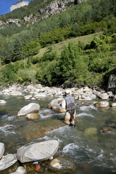 Pêcheur pêchant dans la rivière — Photo