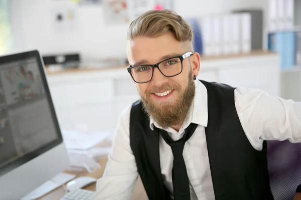 Hombre con barba y anteojos en el cargo — Foto de Stock