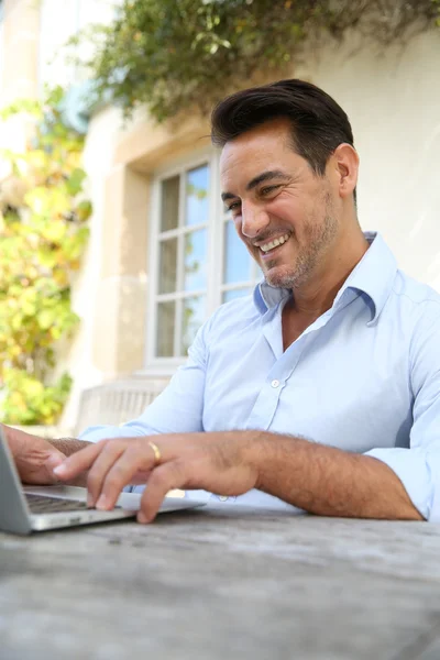 Man som arbetar hemifrån med laptop — Stockfoto