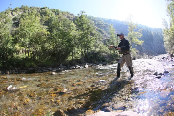 Pêcheur utilisant la canne à pêche — Photo