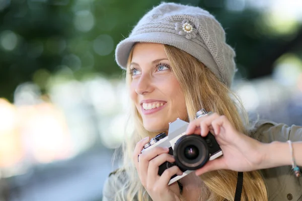 Jeune femme avec caméra — Photo