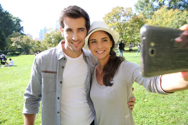 Pareja tomando fotos de sí mismos — Foto de Stock