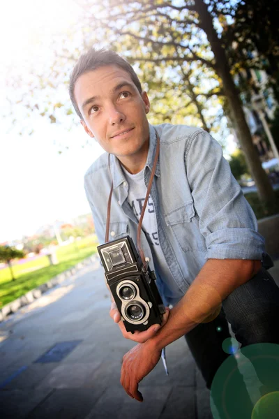 Man met vintage camera — Stockfoto