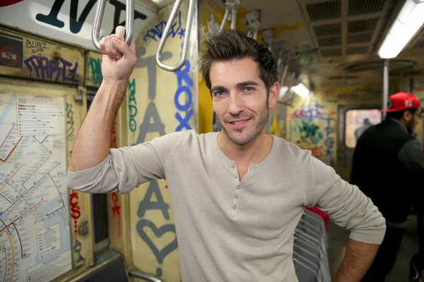 Guy permanent in New York city metro — Stockfoto
