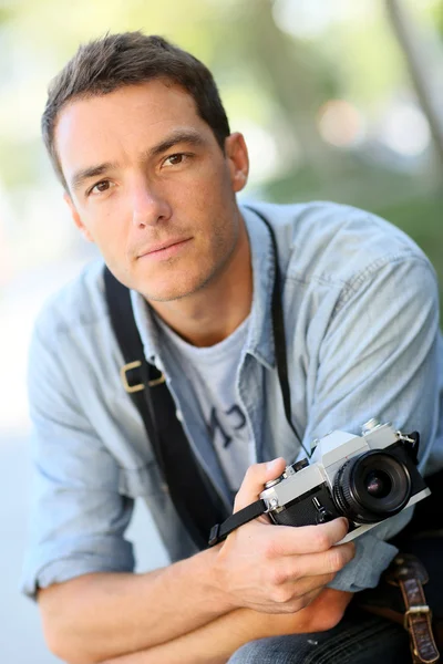 Photographer shooting with old camera — Stock Photo, Image